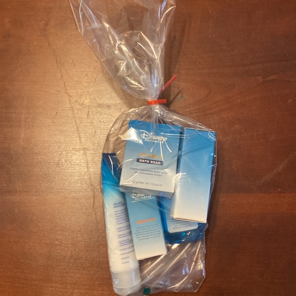 Disney Resorts set of 5. NWT 1 ea soap, lotion, vanity kit, shower cap mouthwash - Picture 2 of 6